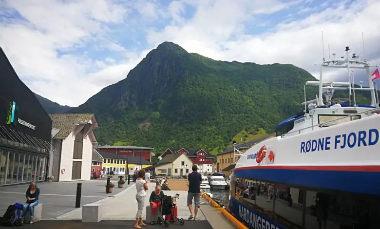 Romantic Daytrip and Cruise to Rosendal from Bergen