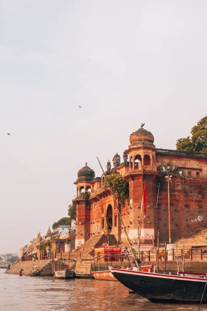🌄🙏 A Spiritual Journey to Varanasi, India: The Holy City 🕊️