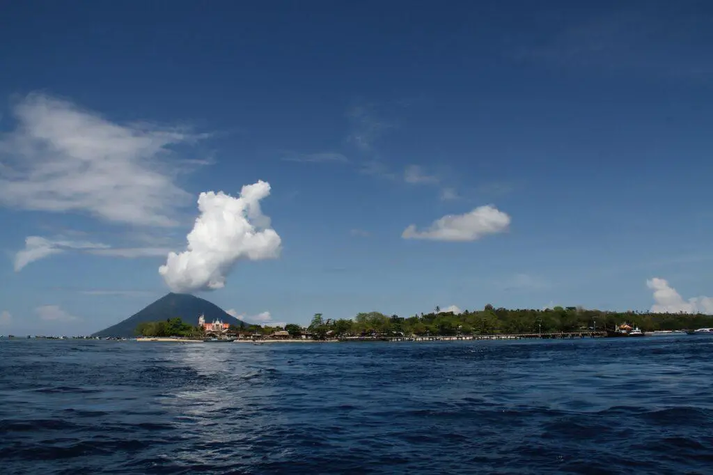 Hidden Gems of Island Hopping: Exploring Lesser-Known Islands via Ocean Ferries 🏝️⛴️