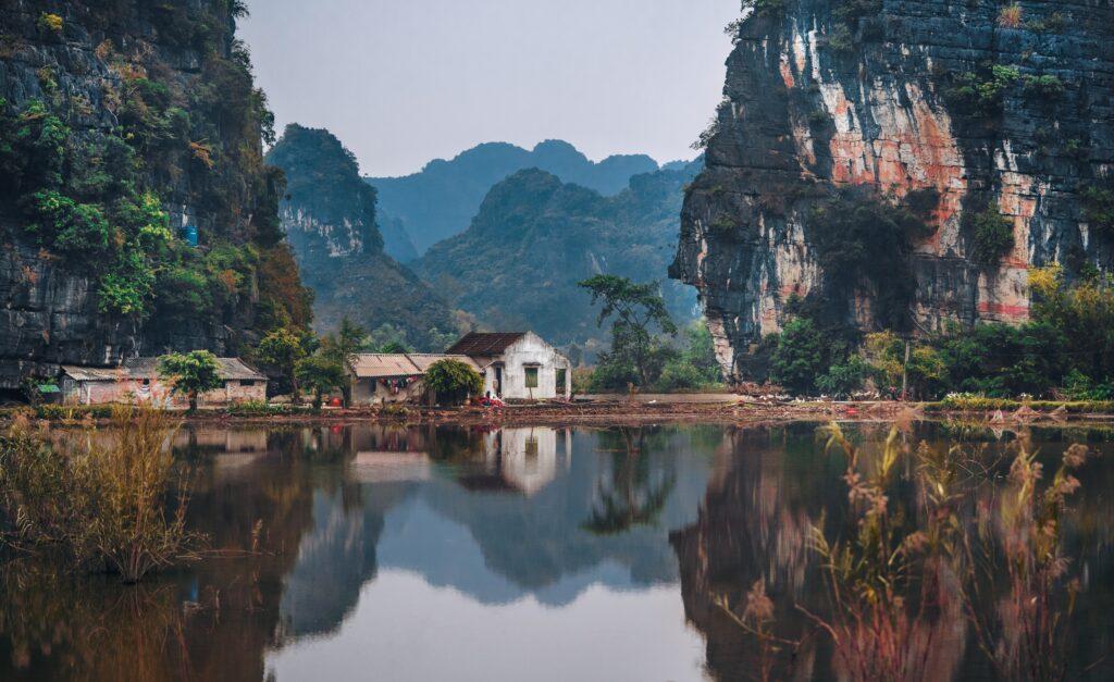 Journey to the Center of the Earth: Caves in Vietnam 🌏🕳️