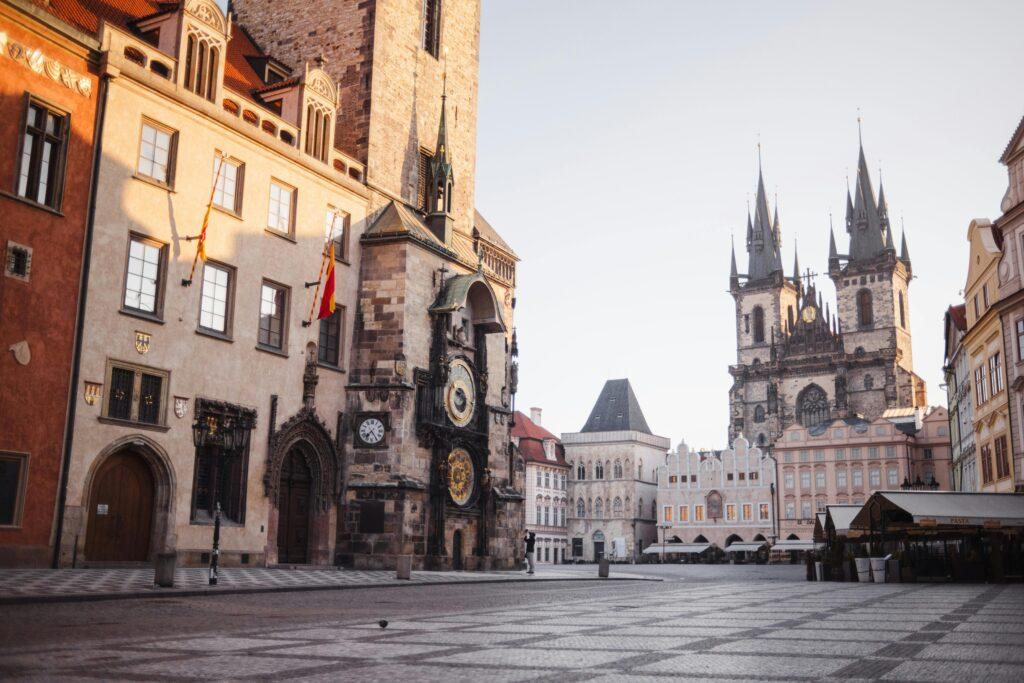 City of a Hundred Spires: Prague's Old Town Square 🏰🌆