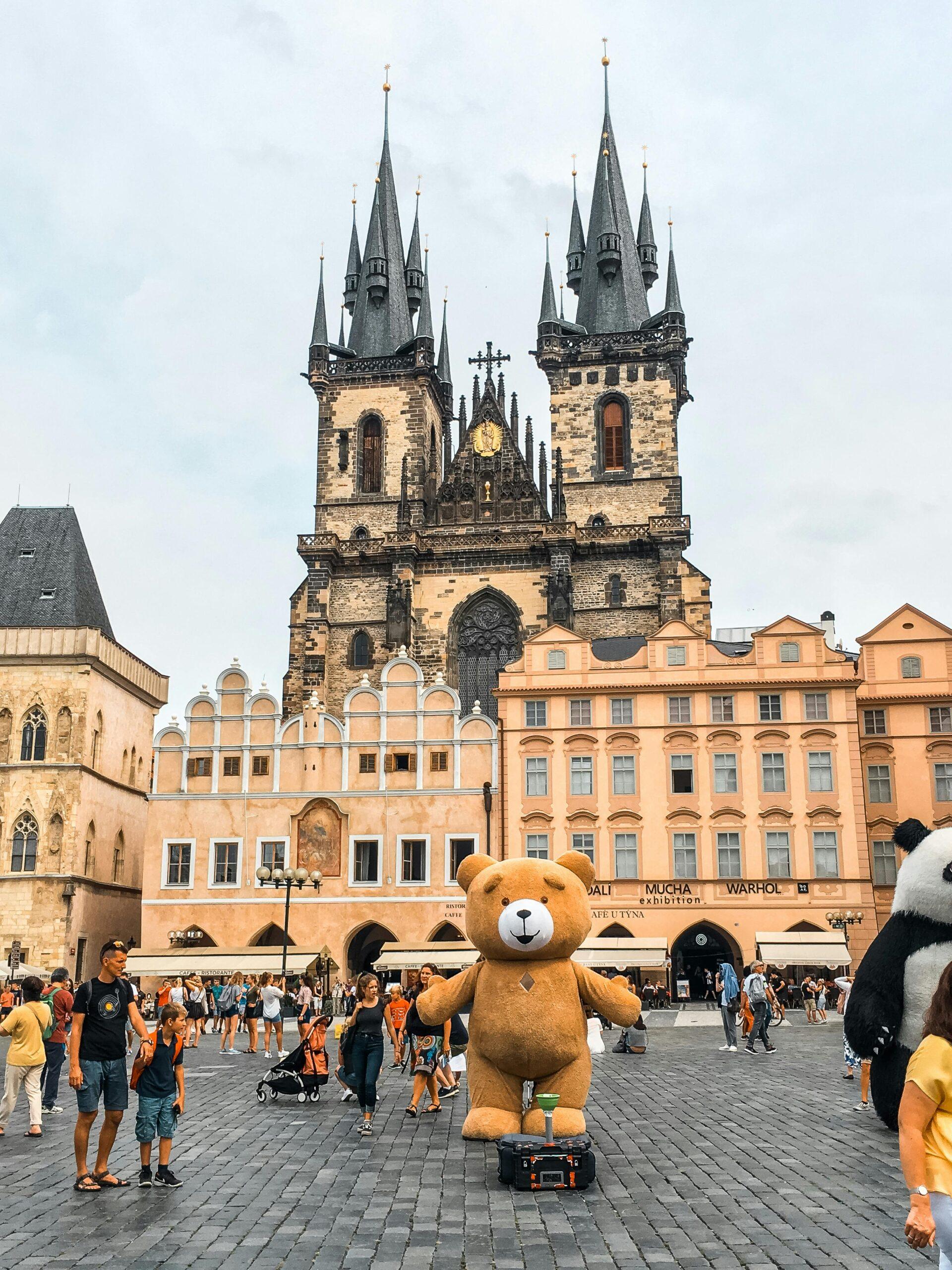 City of a Hundred Spires: Prague's Old Town Square 🏰🌆