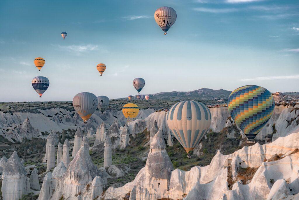 🌄 The Mesmerizing Cappadocia: Hot Air Balloons and Fairy Chimneys 🎈✨
