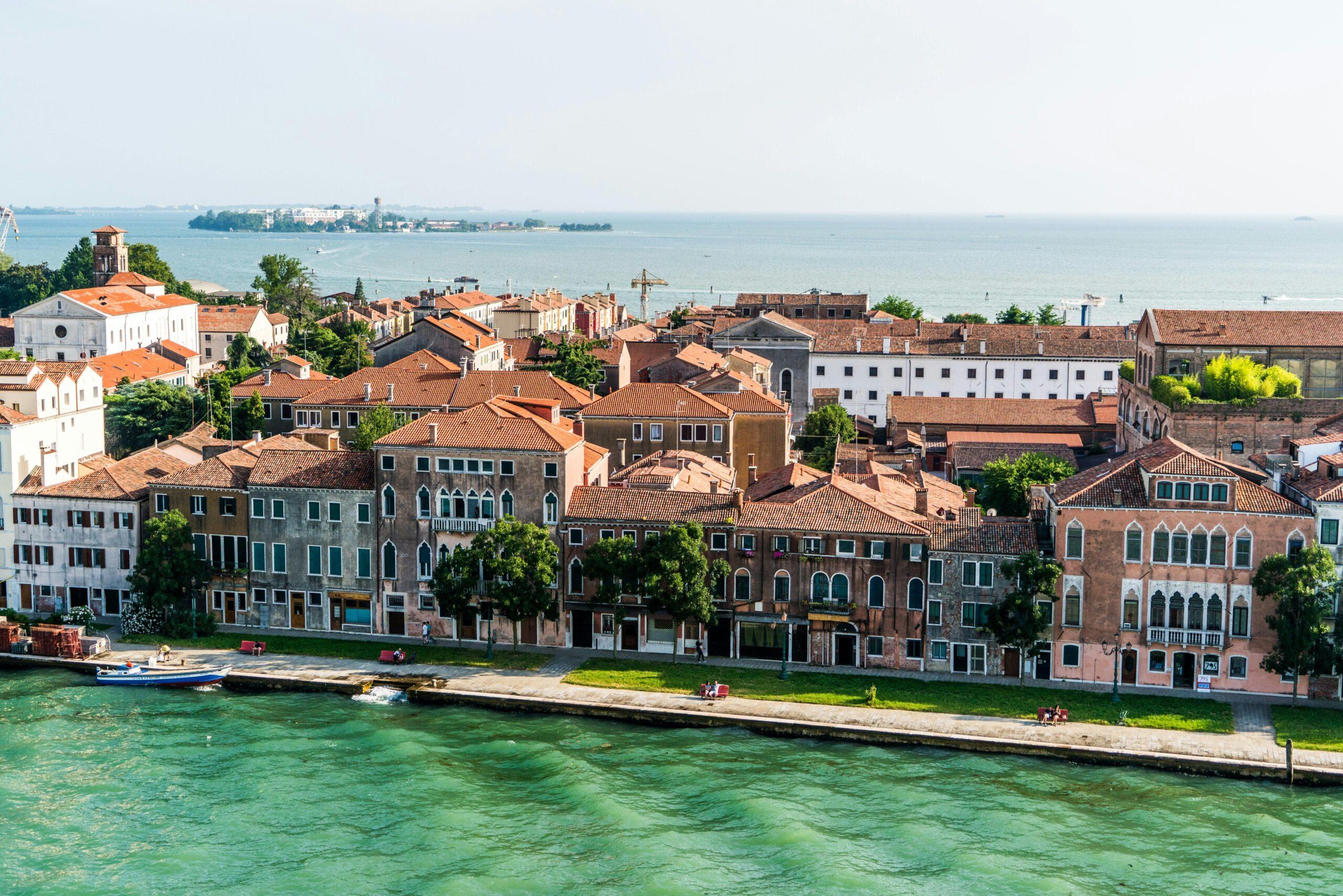 Romantic Getaway: Exploring the Canals of Venice, Italy 🛶🌹