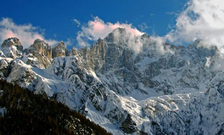 🏔️ Alpine Wonderland: Skiing in the Swiss Alps 🎿